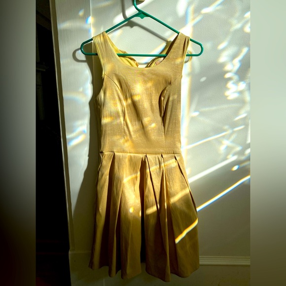 Fitted gold taffeta dress - Picture 1 of 3